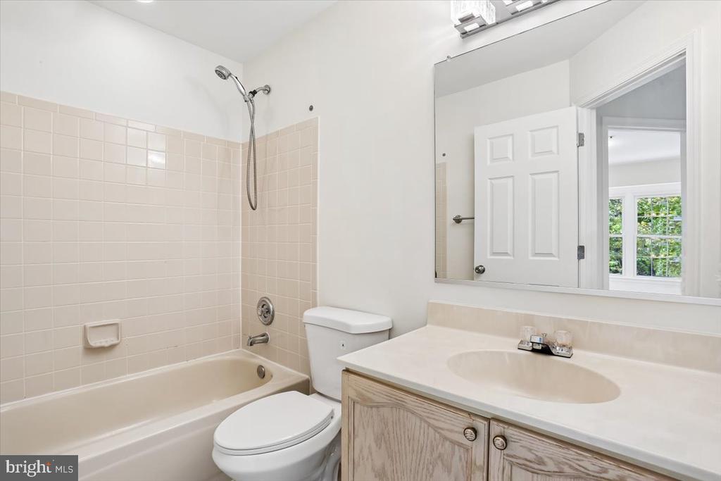 4 CARRIAGE WALK COURT