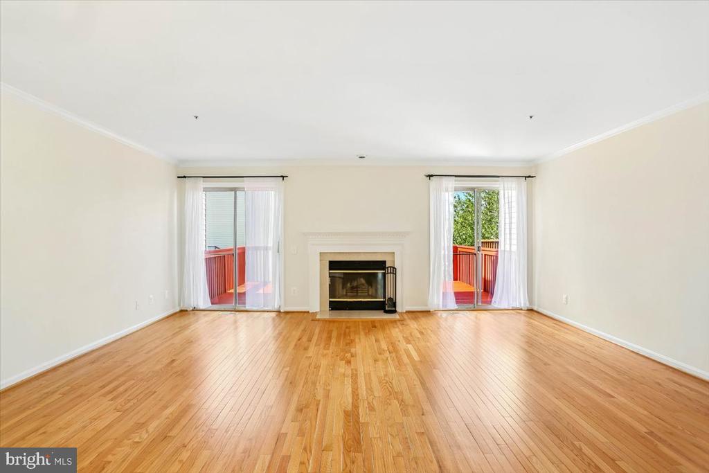 4 CARRIAGE WALK COURT