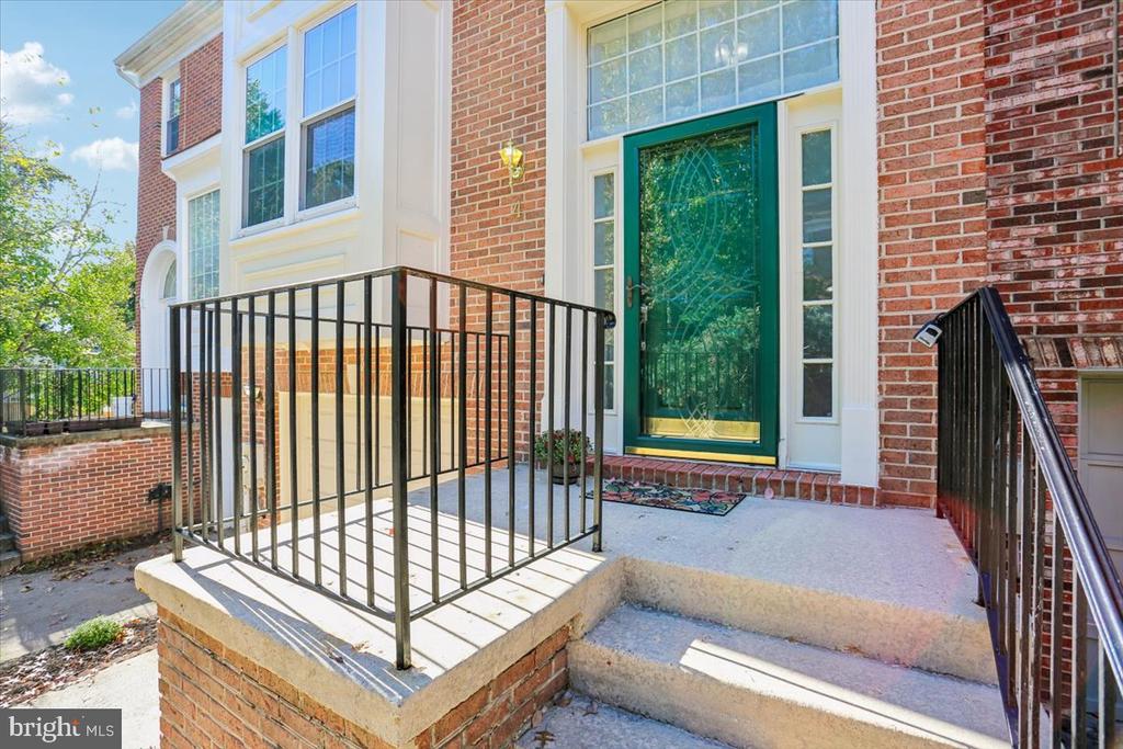 4 CARRIAGE WALK COURT