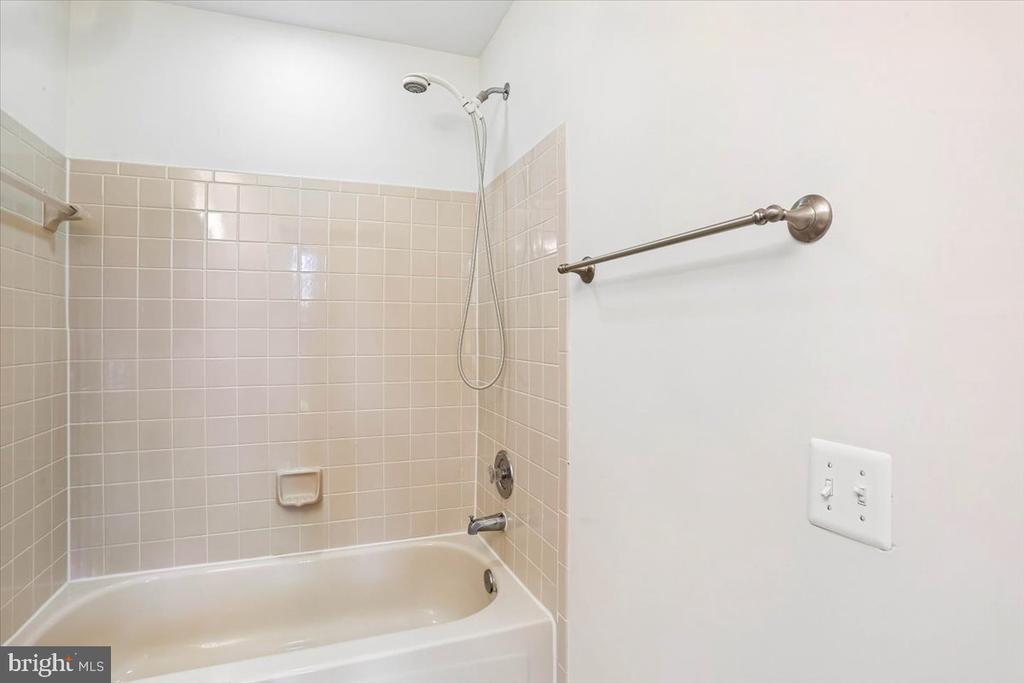 4 CARRIAGE WALK COURT