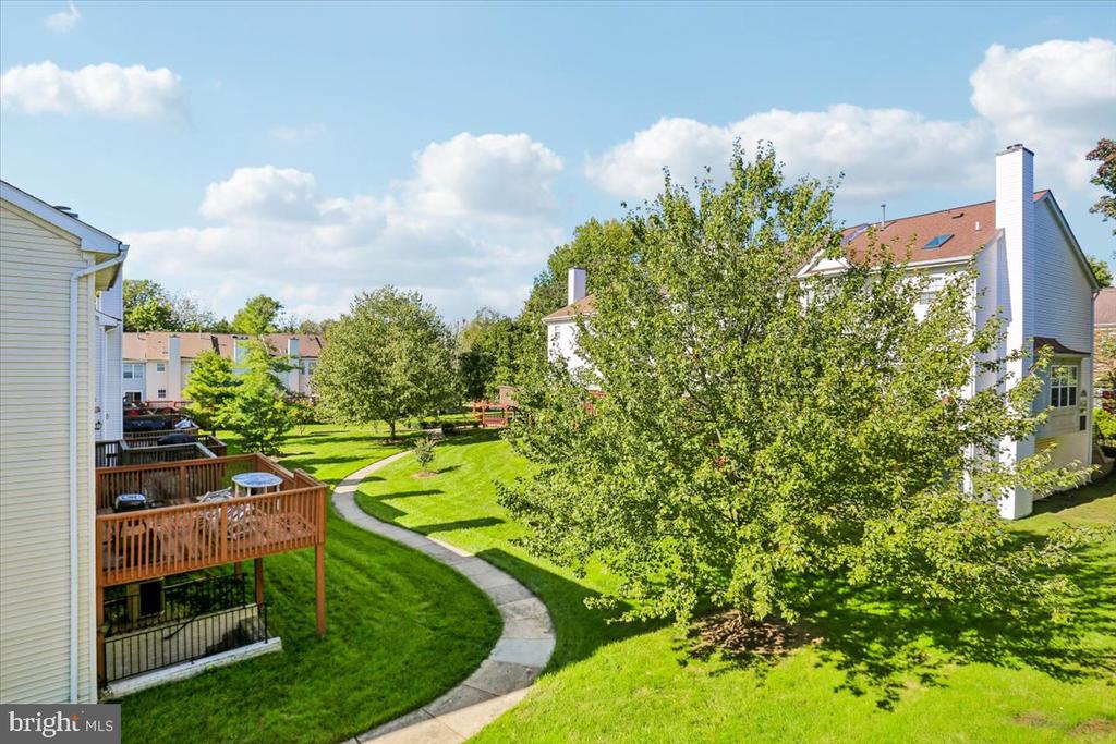4 CARRIAGE WALK COURT