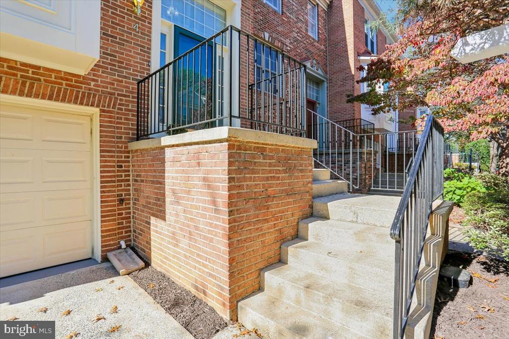 4 CARRIAGE WALK COURT