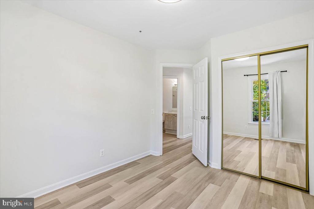 4 CARRIAGE WALK COURT