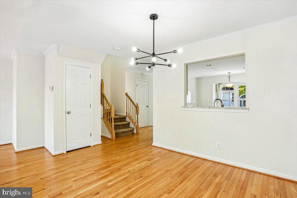 4 CARRIAGE WALK COURT