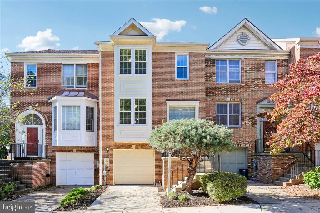 4 CARRIAGE WALK COURT