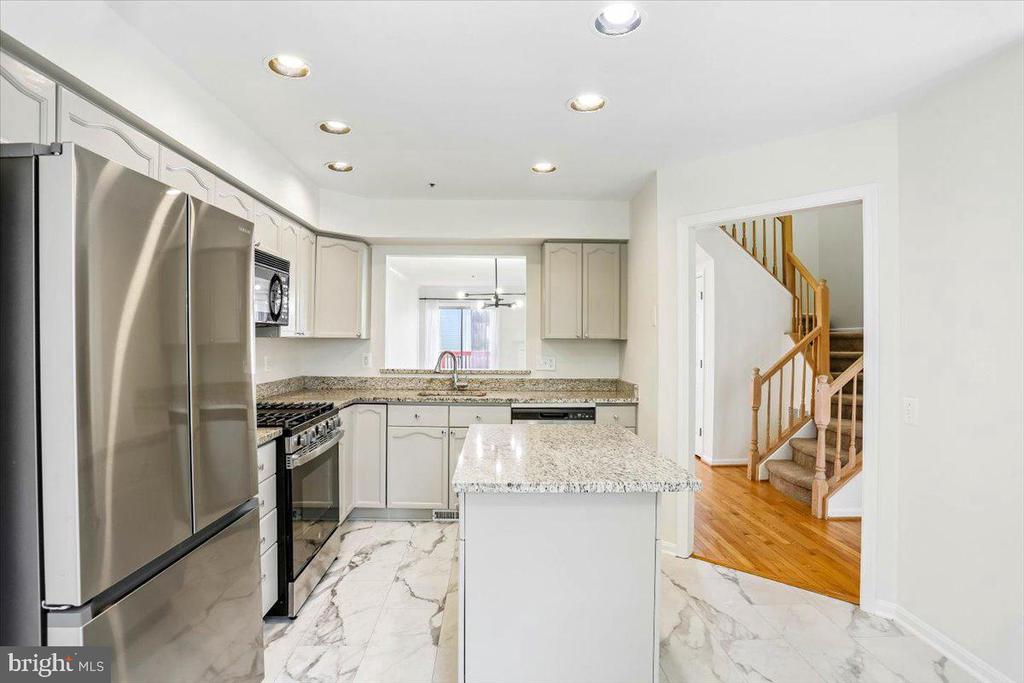 4 CARRIAGE WALK COURT
