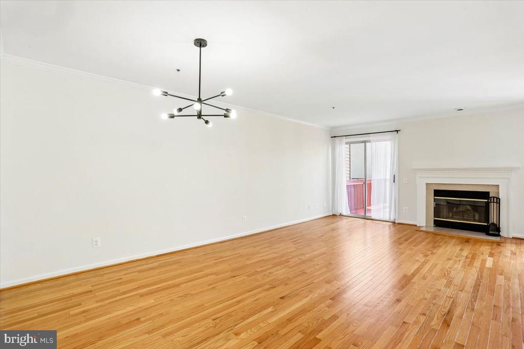 4 CARRIAGE WALK COURT