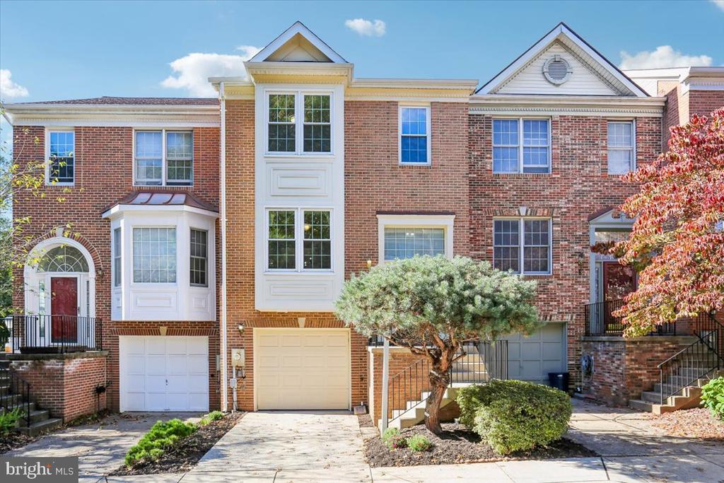 4 CARRIAGE WALK COURT