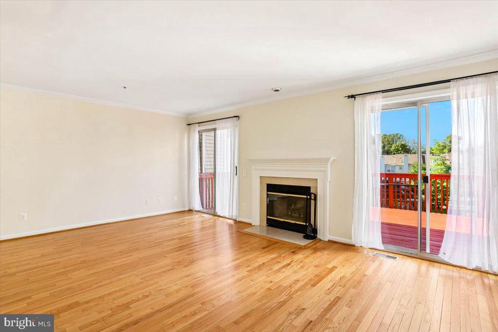 4 CARRIAGE WALK COURT