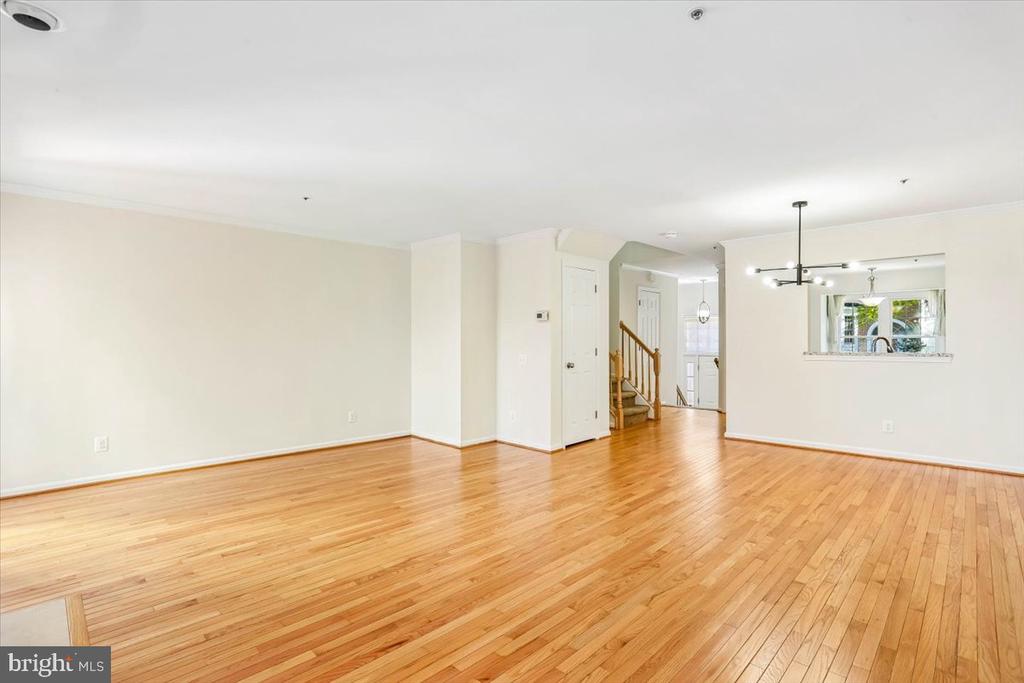 4 CARRIAGE WALK COURT
