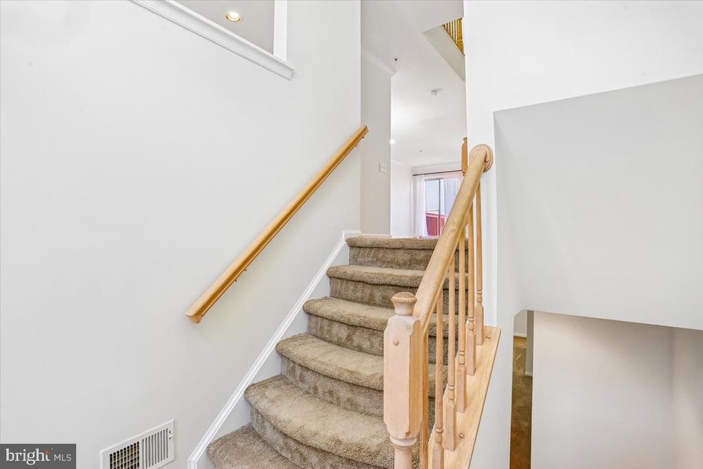 4 CARRIAGE WALK COURT