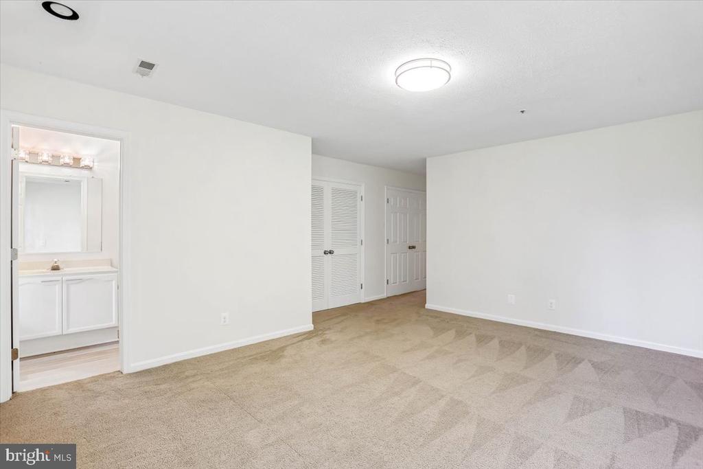 4 CARRIAGE WALK COURT