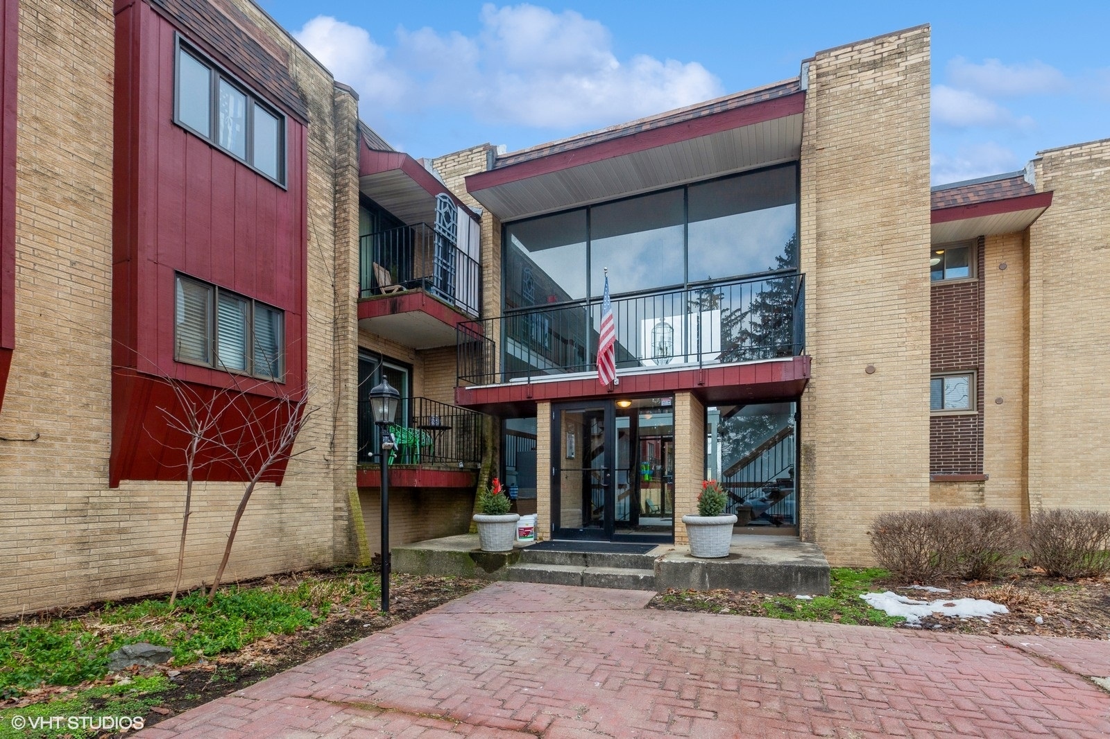 787 Wilson Avenue Unit: 17