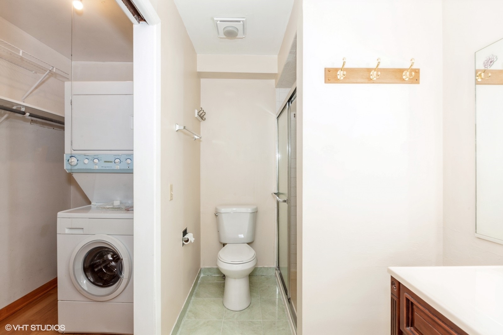 787 Wilson Avenue Unit: 17