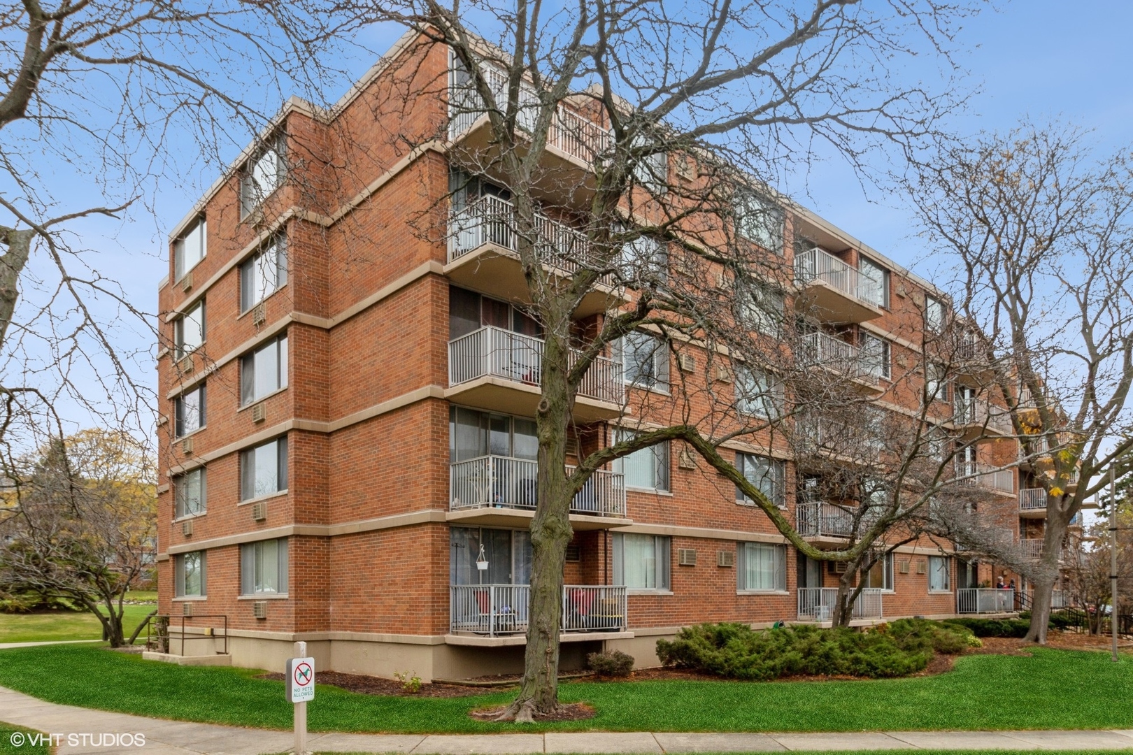 2222 S Stewart Avenue Unit: 2J