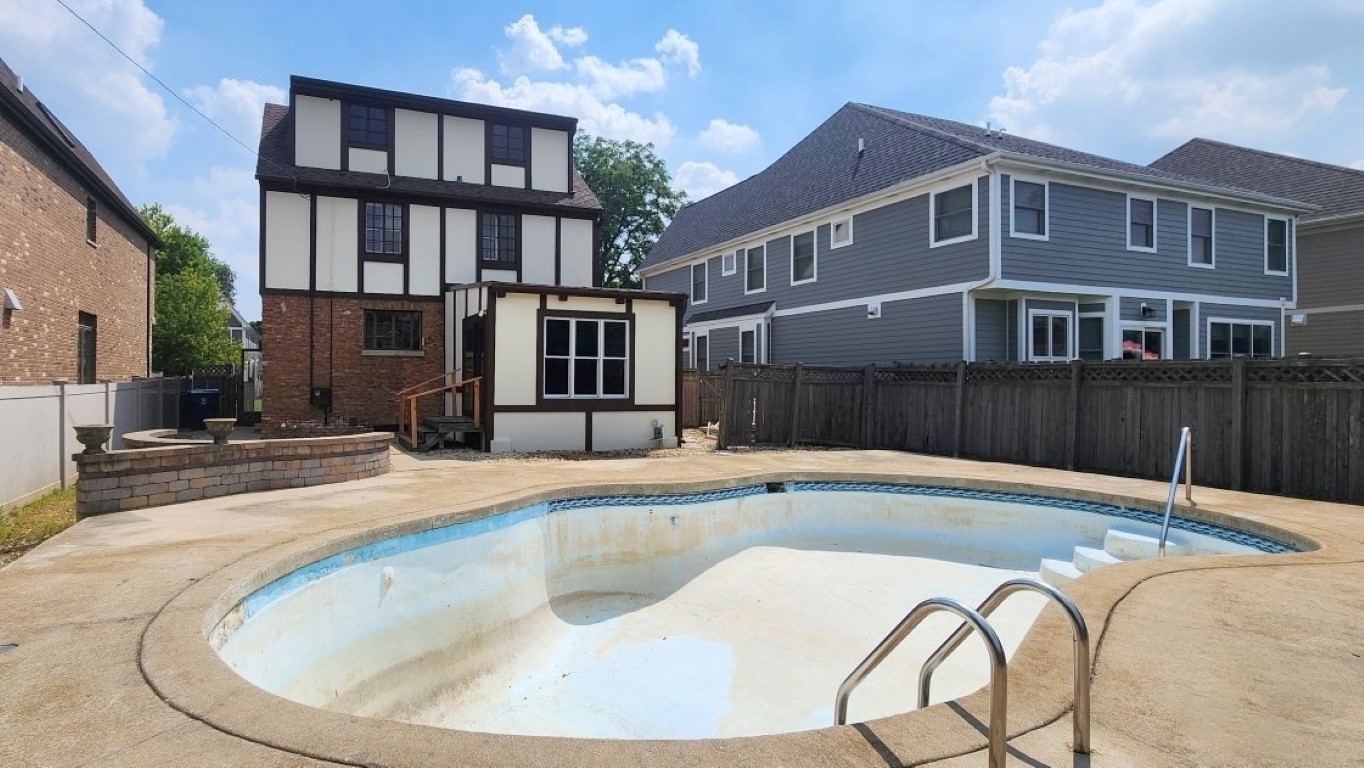 696 S Parkside Avenue