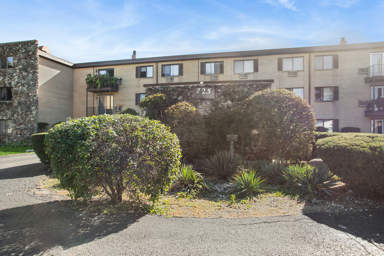 725 W Dempster Street Unit: 101