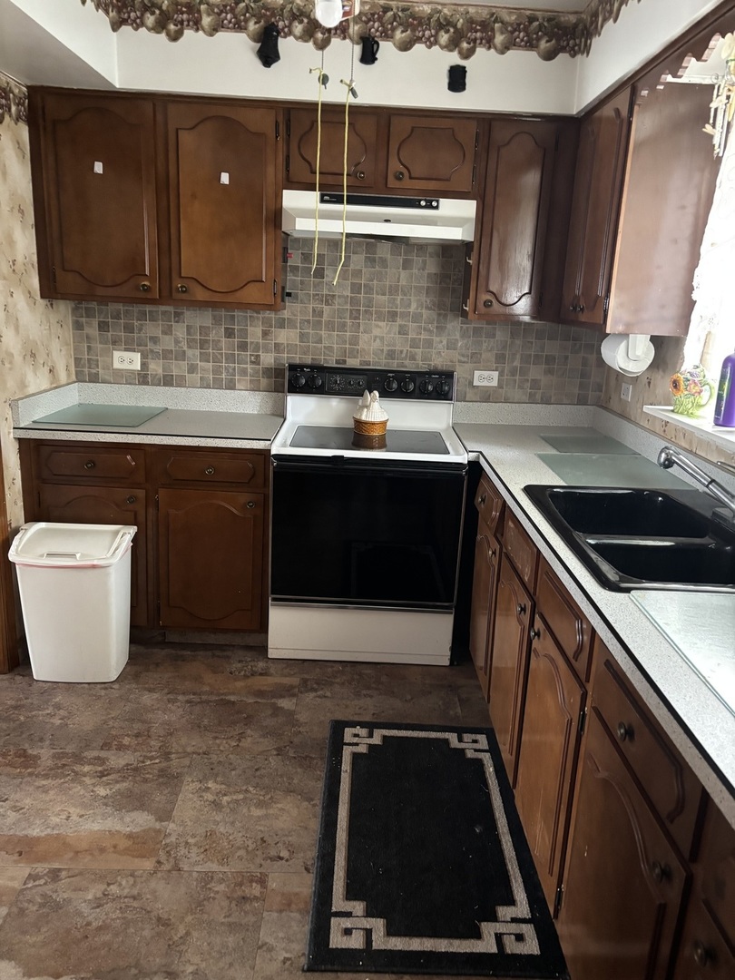 3N550 Crown Rd. Road Unit: 14