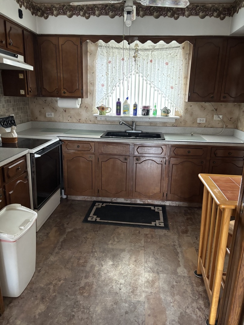 3N550 Crown Rd. Road Unit: 14