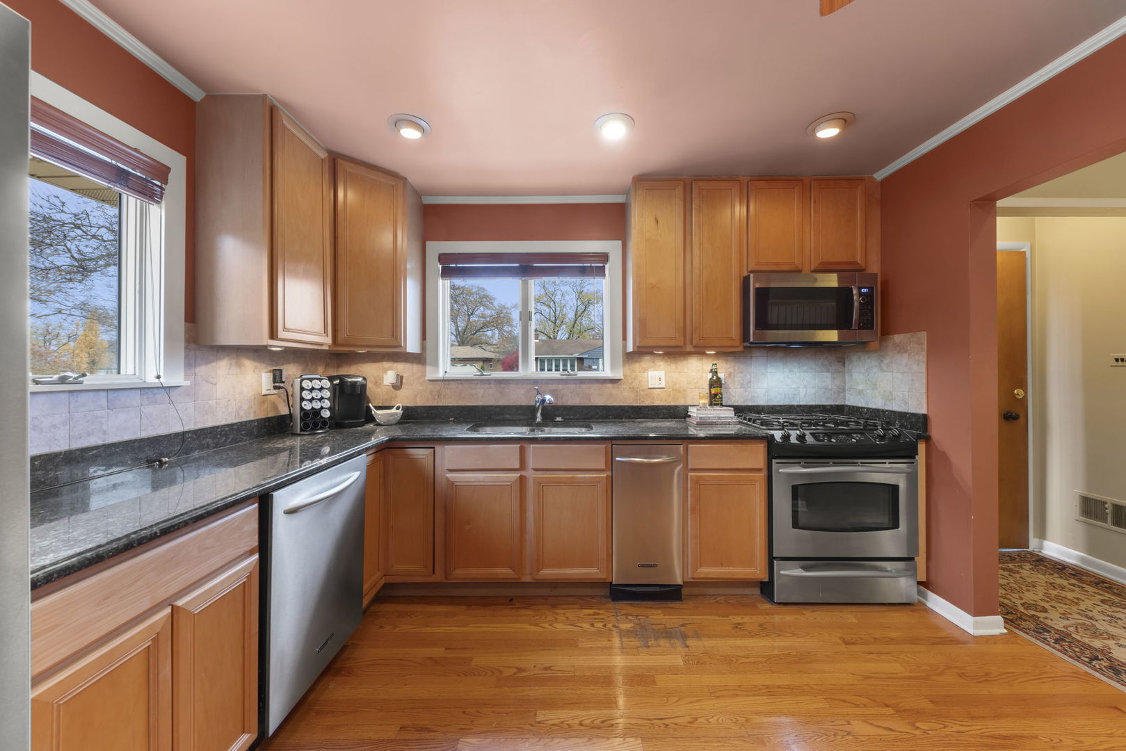 402 E Huntington Lane