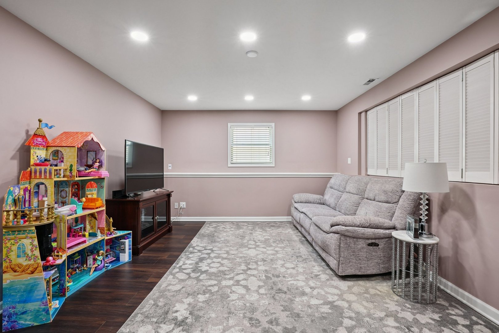 639 W Comstock Avenue