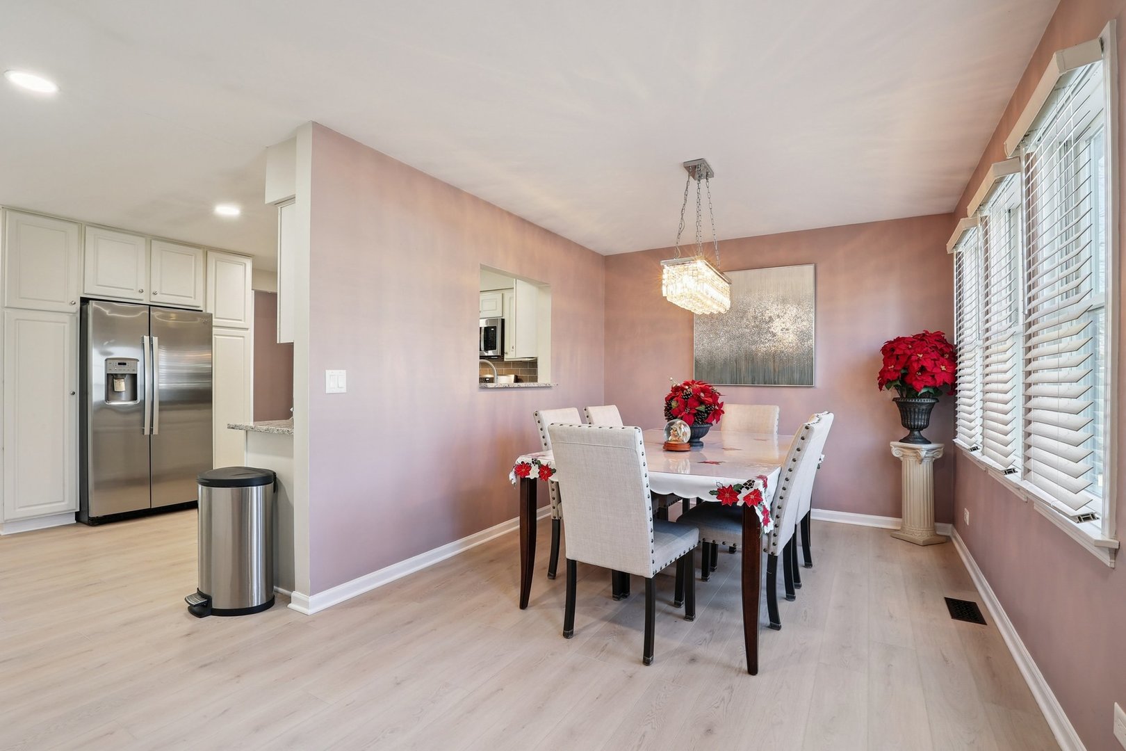 639 W Comstock Avenue