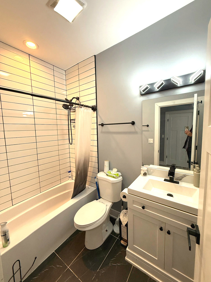 4925 N Albany Avenue