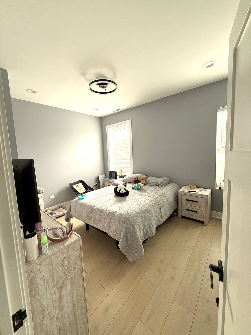 4925 N Albany Avenue