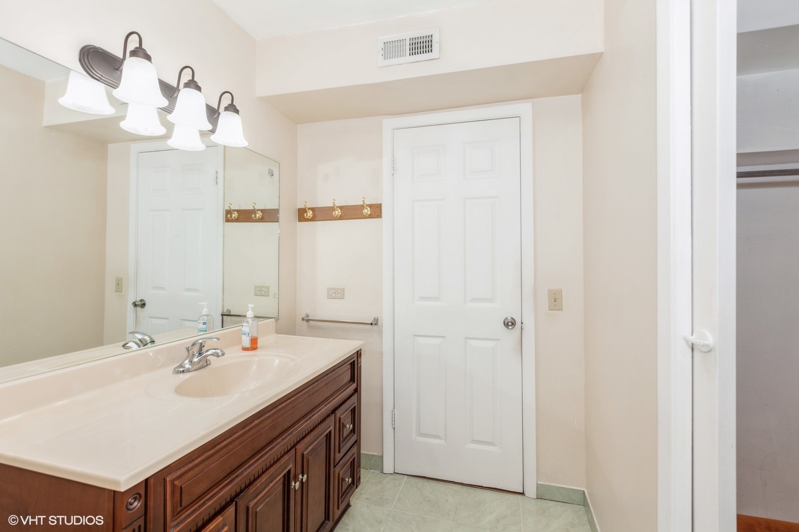 787 Wilson Avenue Unit: 17