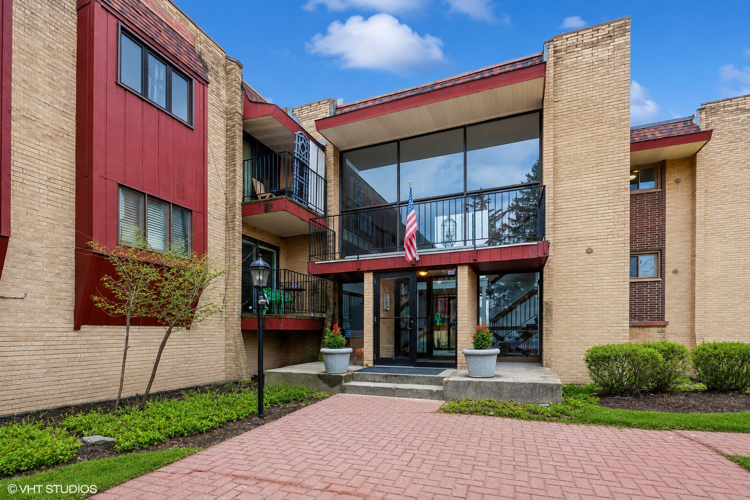 787 Wilson Avenue Unit: 17