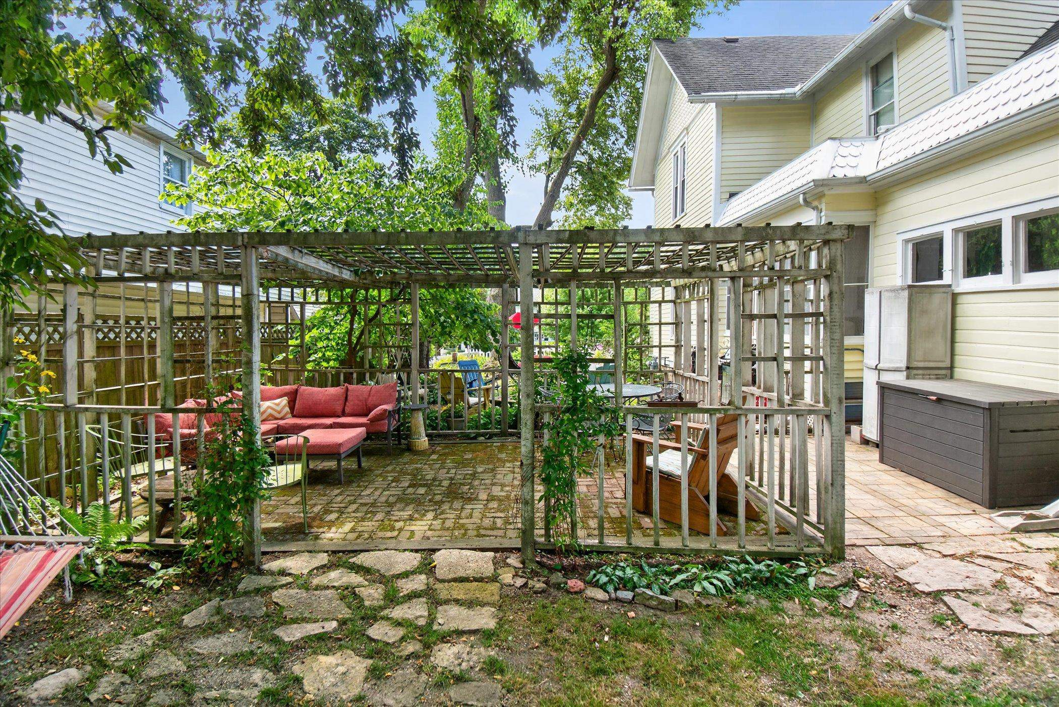 608 E High Street