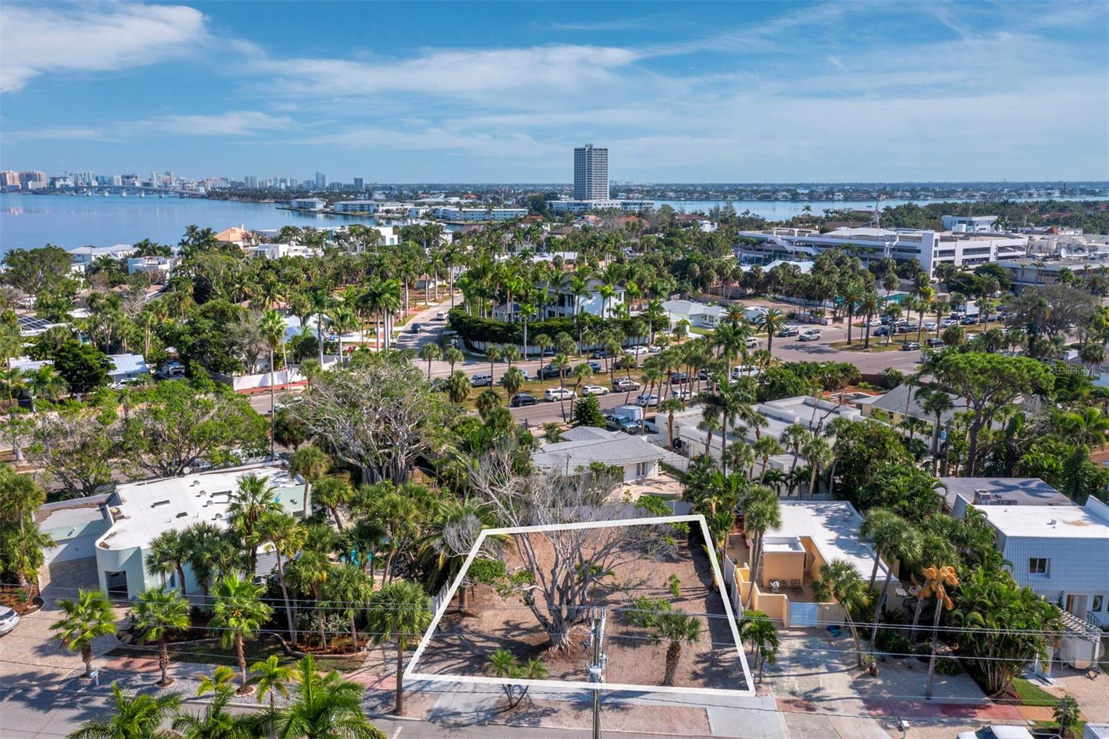 335 N WASHINGTON DR