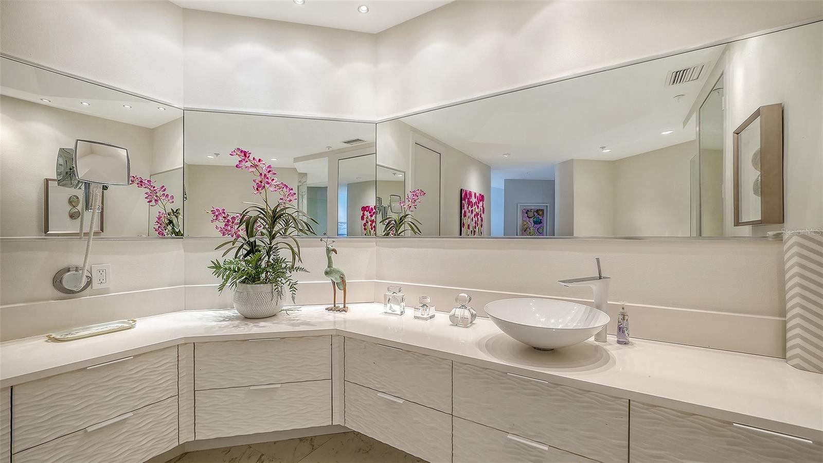 415 L AMBIANCE DR #A301