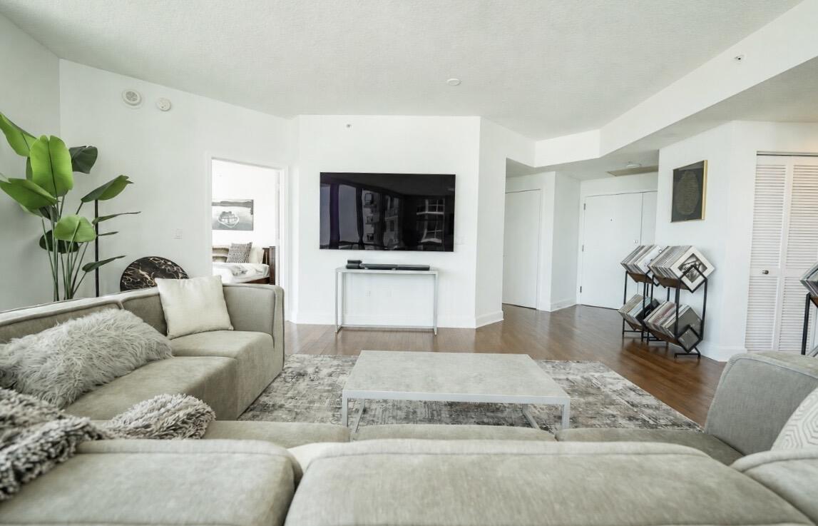 111 SE 8th Avenue