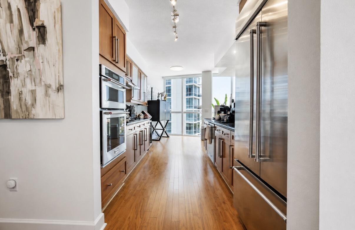 111 SE 8th Avenue