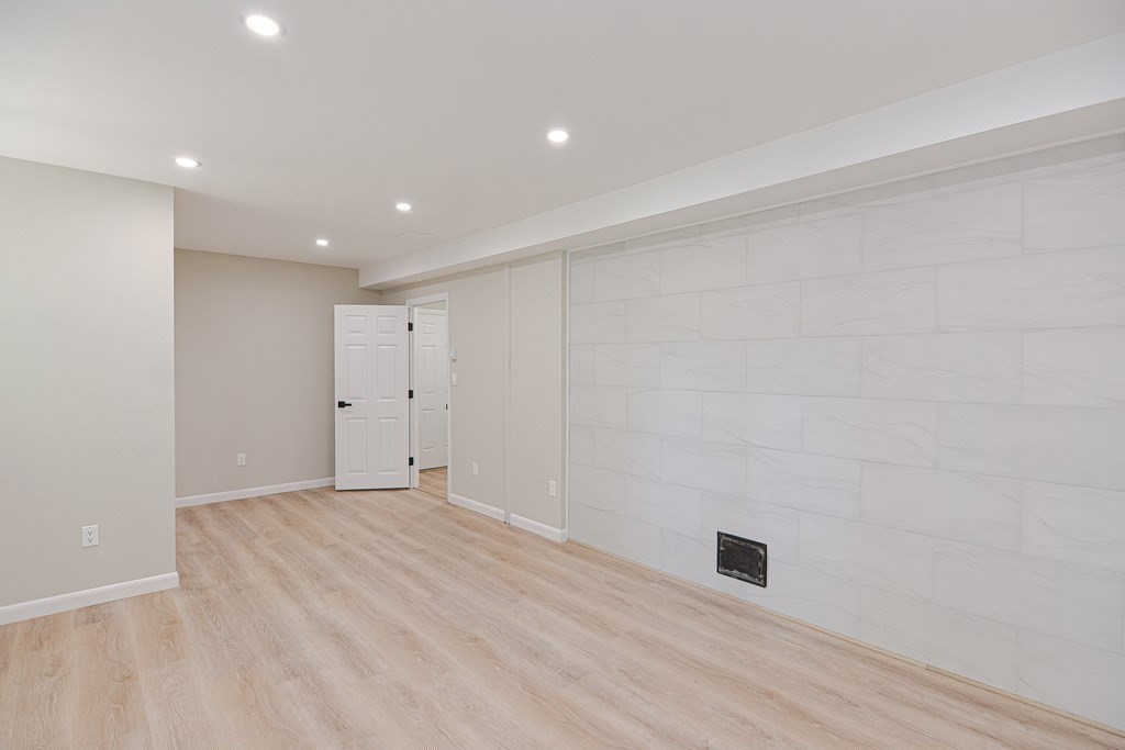 27 Adams Dr