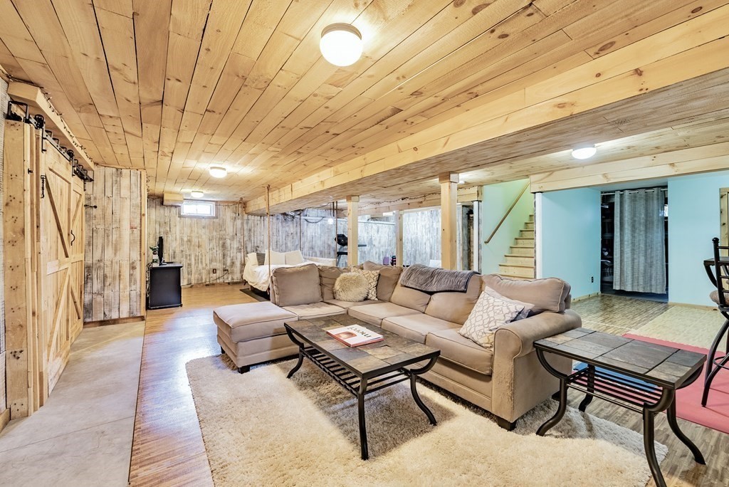 15 Wandering Meadows Ln