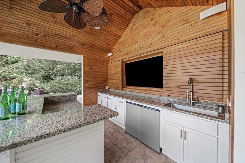 171 River Rd