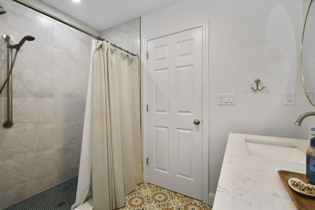 338 Russell St