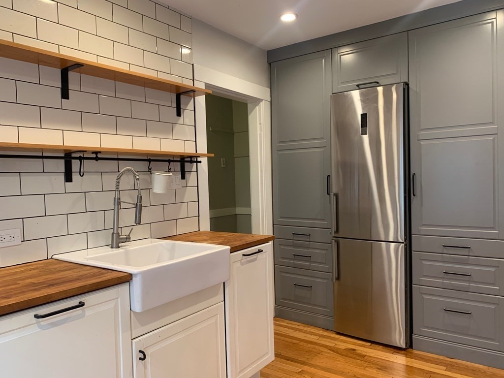 29 Gibson St # 2L