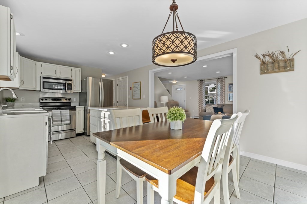 28 Robbins Rd