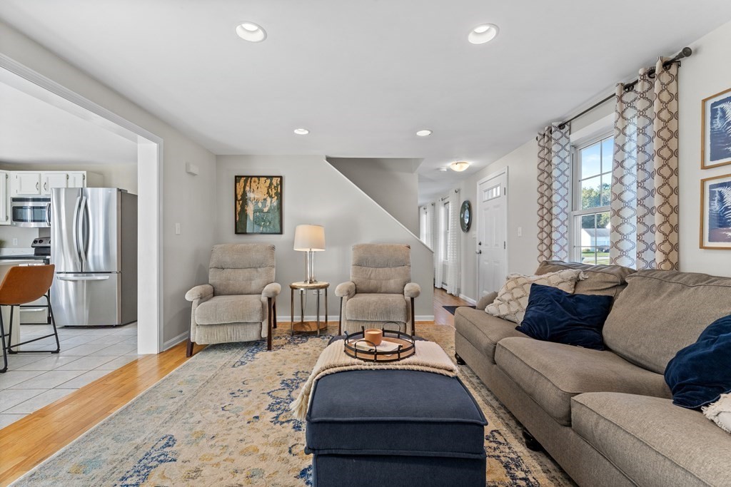28 Robbins Rd