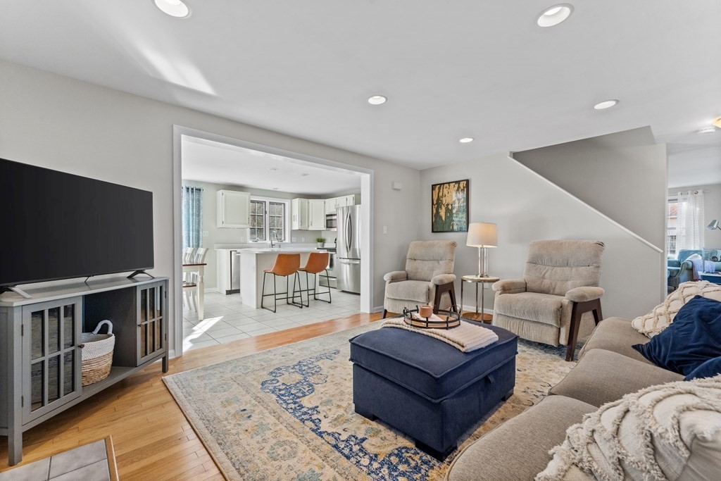 28 Robbins Rd