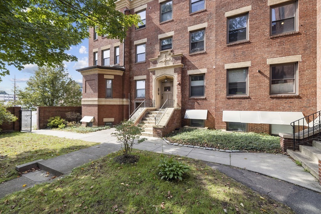 26 Irving Street # 203