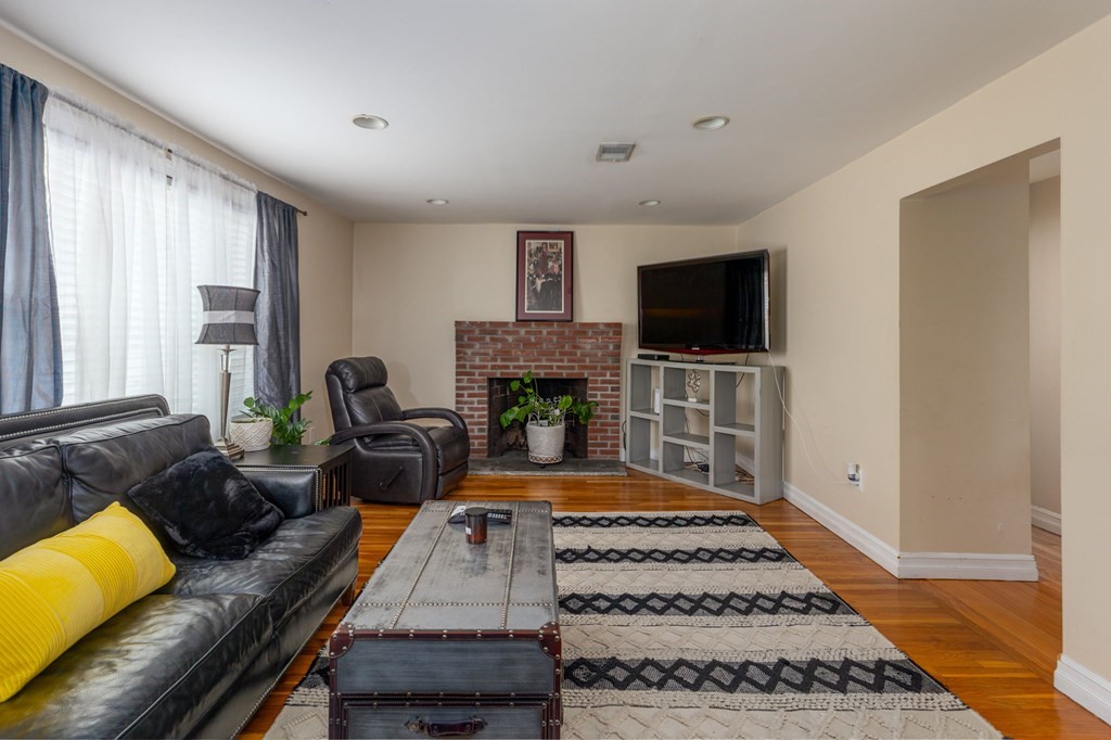 109 Thompson St