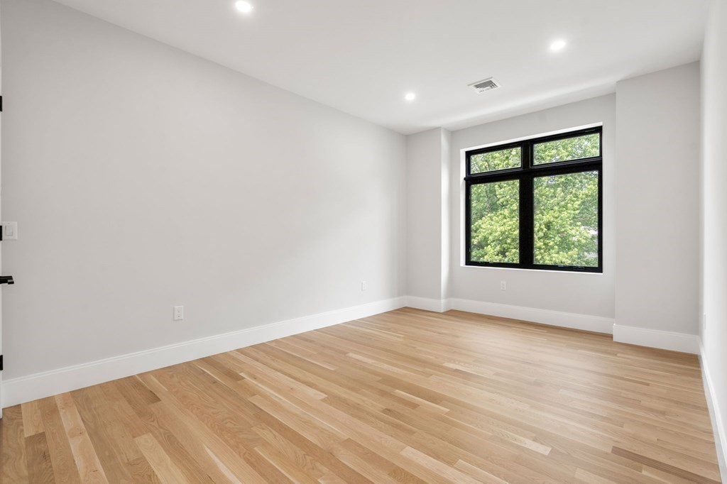 52 Aberdeen St # 1