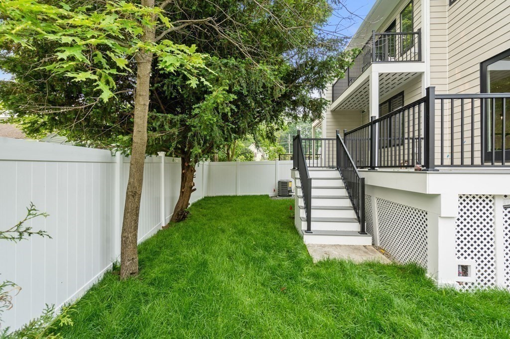 52 Aberdeen St # 1