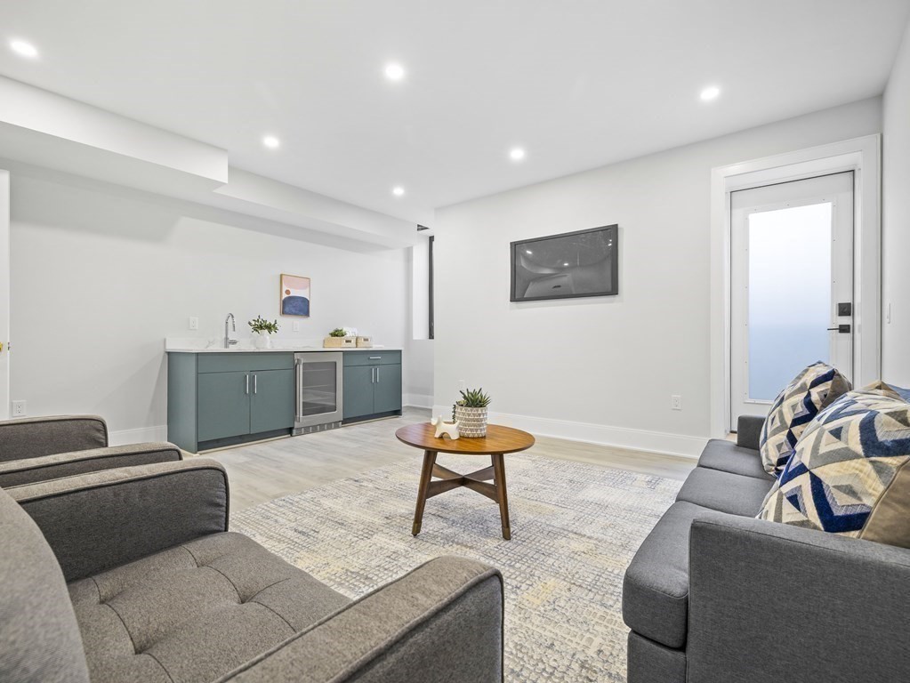 52 Aberdeen St # 1
