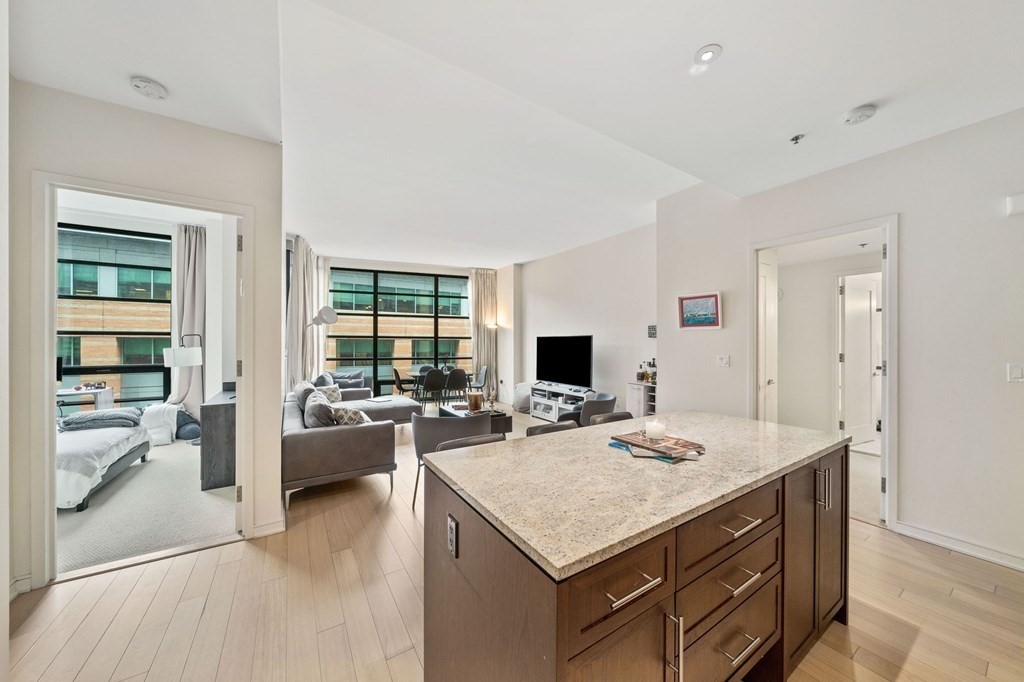 580 Washington St # 806