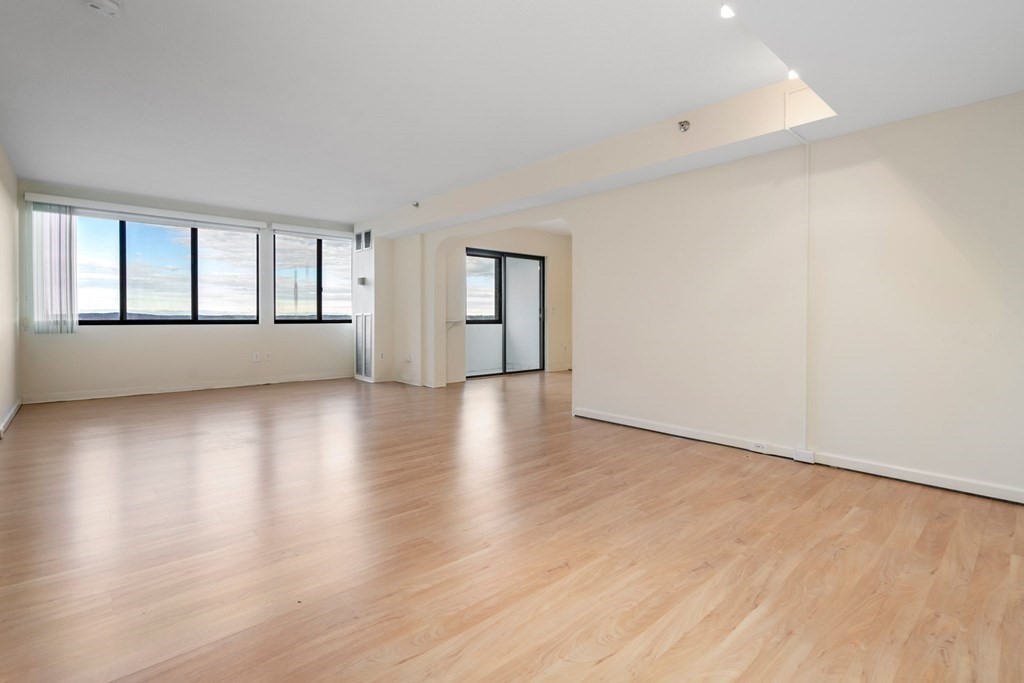 250 Hammond Pond Pkwy # 1406N